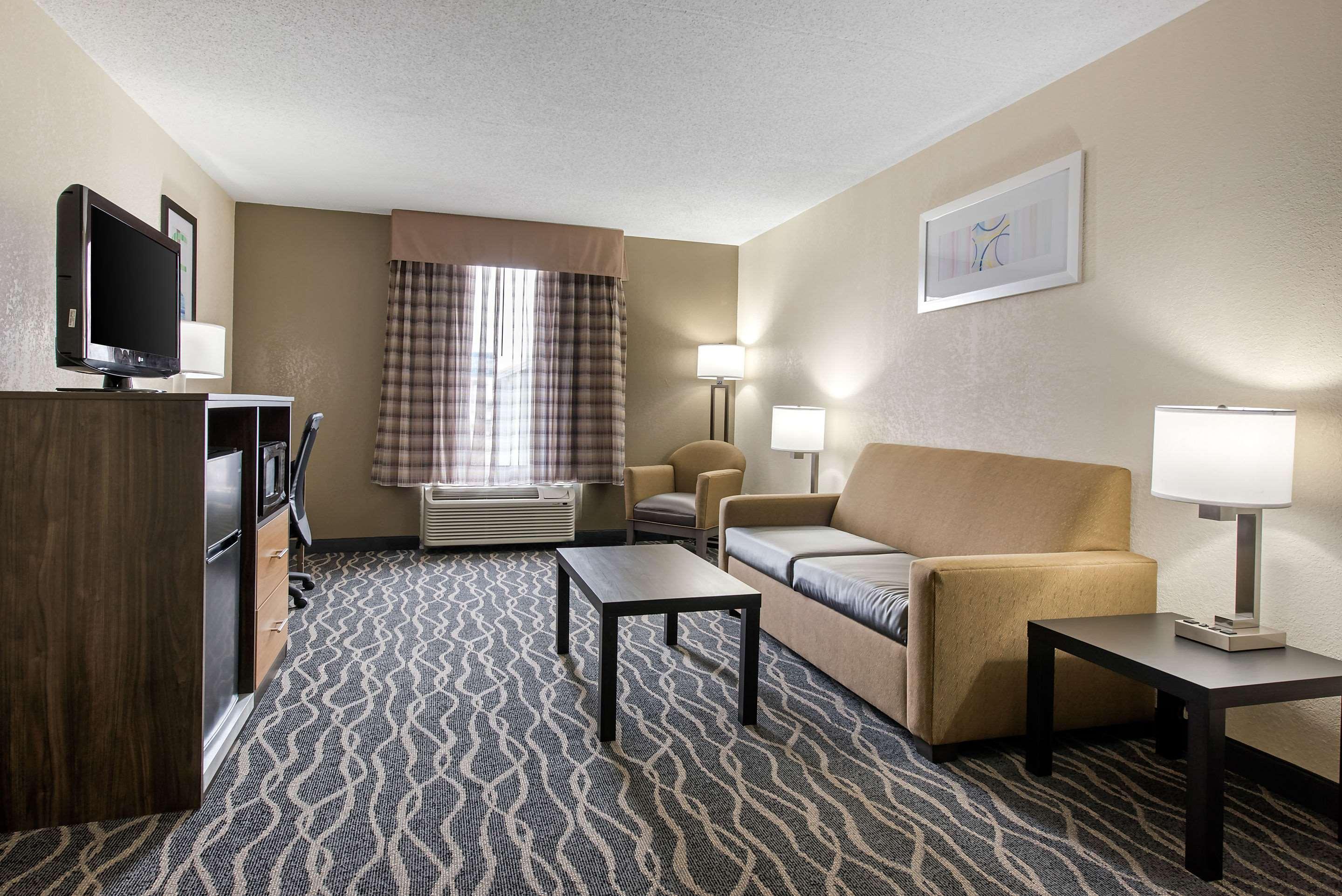 Hotel Quality & I-65 3*
