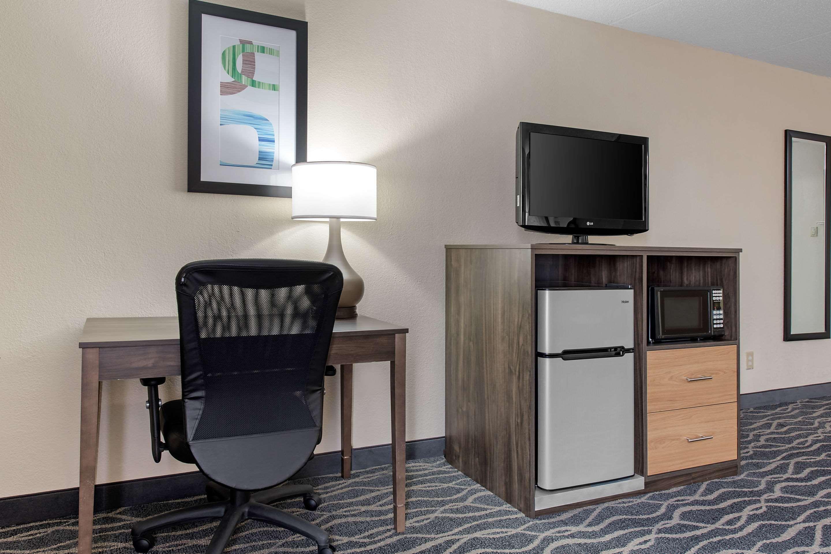 Hotel Quality & I-65 3*