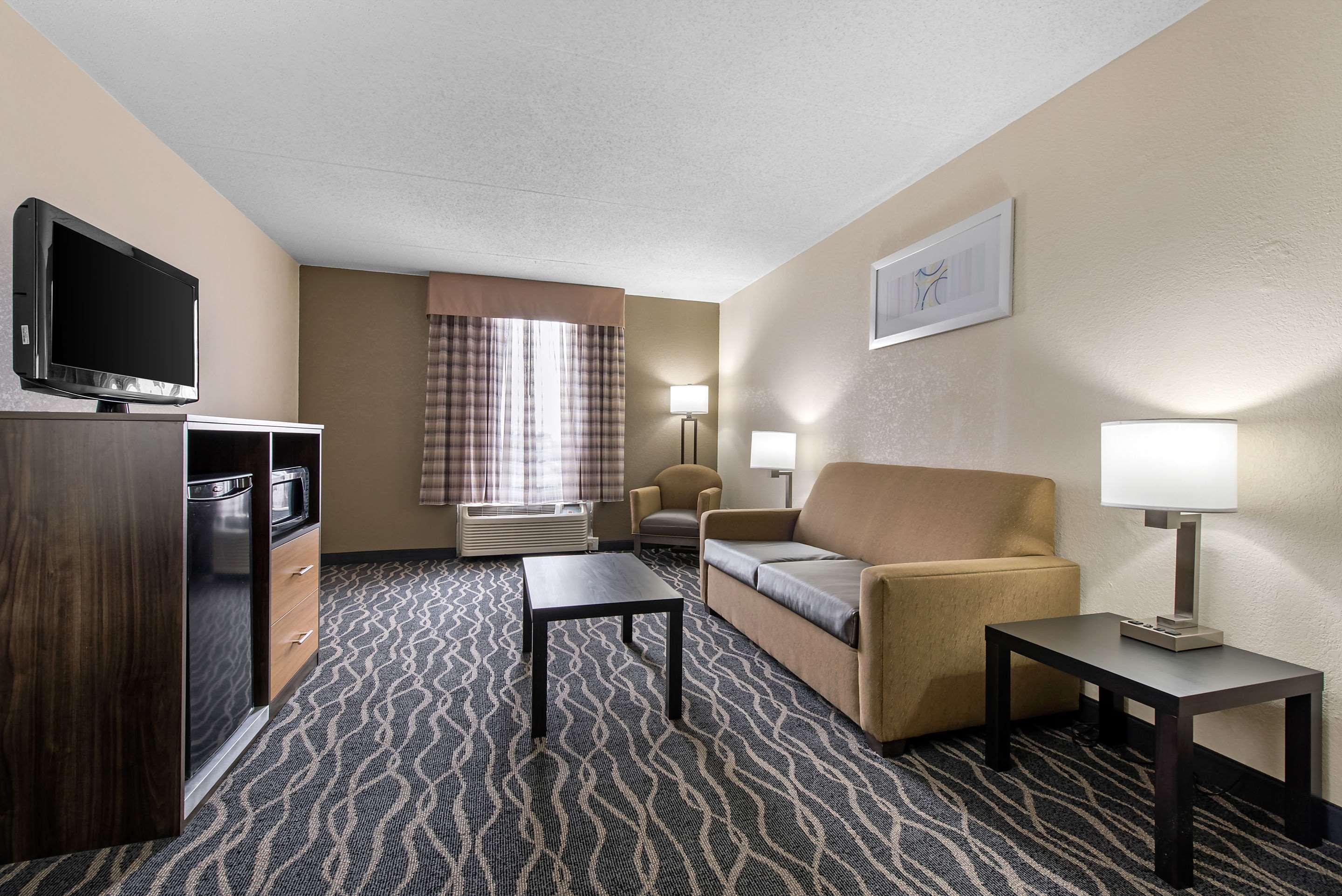 Hotel Quality & I-65 3*