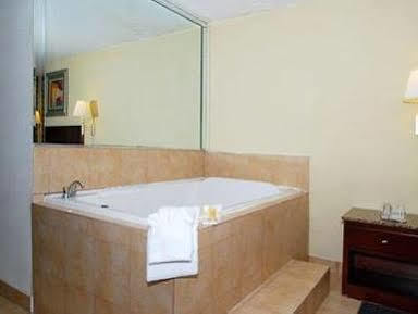 Hotel Quality & I-65 Lafayette